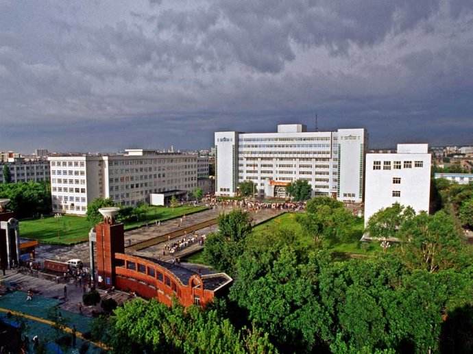 新疆大学图片介绍